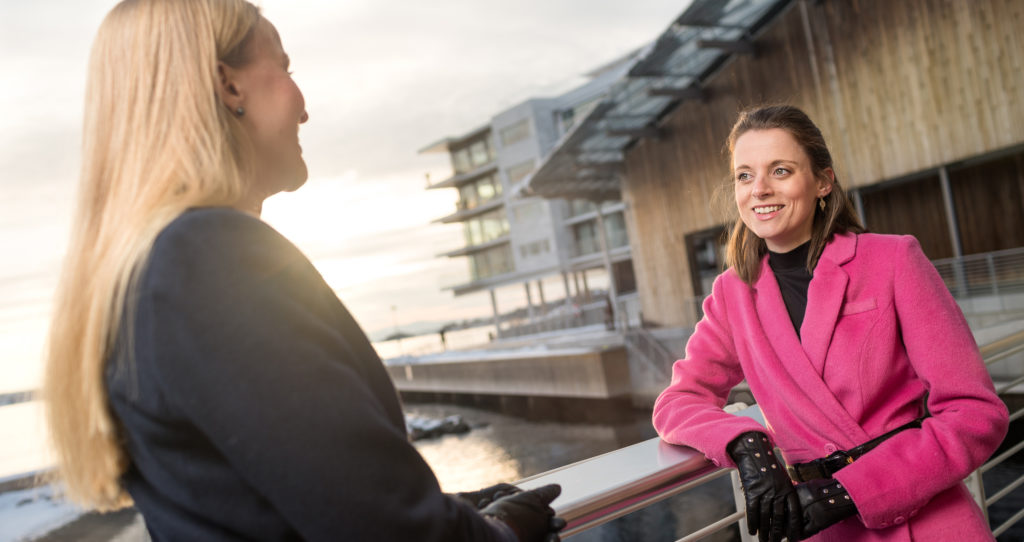 Ine oftedahl og Celine Brovoll ir unge i finansbransjen en møteplass gjennom tiltaket Ung i finans.