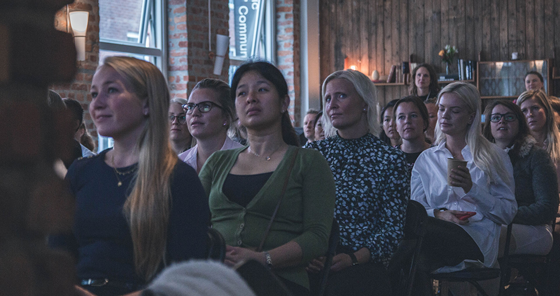 GODT OPPMØTE: Det var fullt på Mesh da DNB arrangerte frokostmøte om kvinner og investering. Rommet var, ikke overraskende, i hovedsak fylt opp med kvinner. 